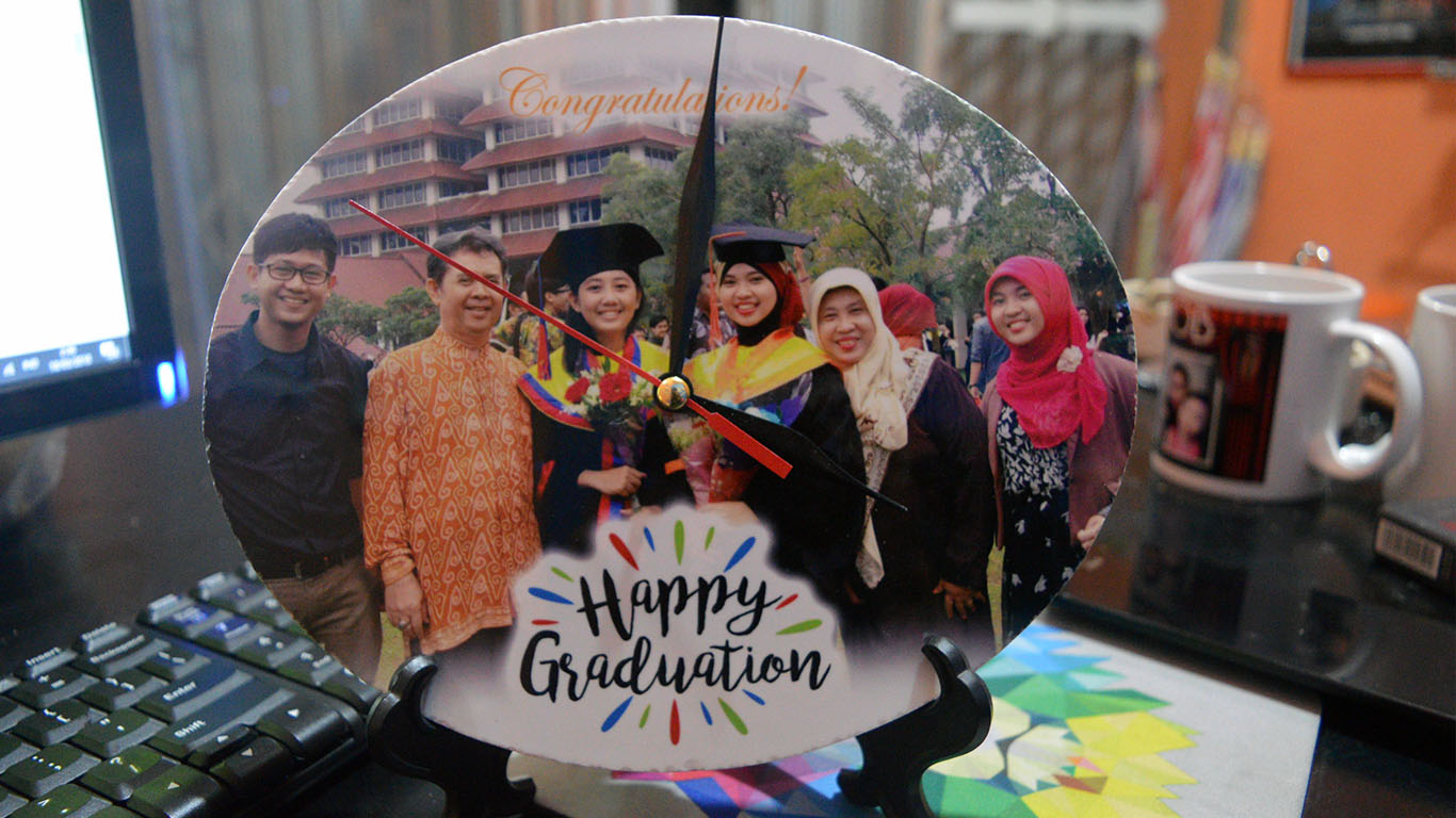 jam keramik oval wisuda sample