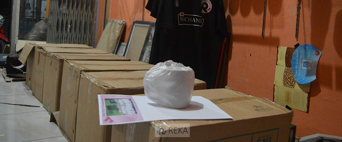 banyak mug ready untuk jumlah banyak souvenir indonesia