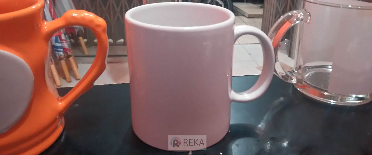 terbuat dari bahan baku keramik/porcelaine dan pelapis media gambar yang kuat