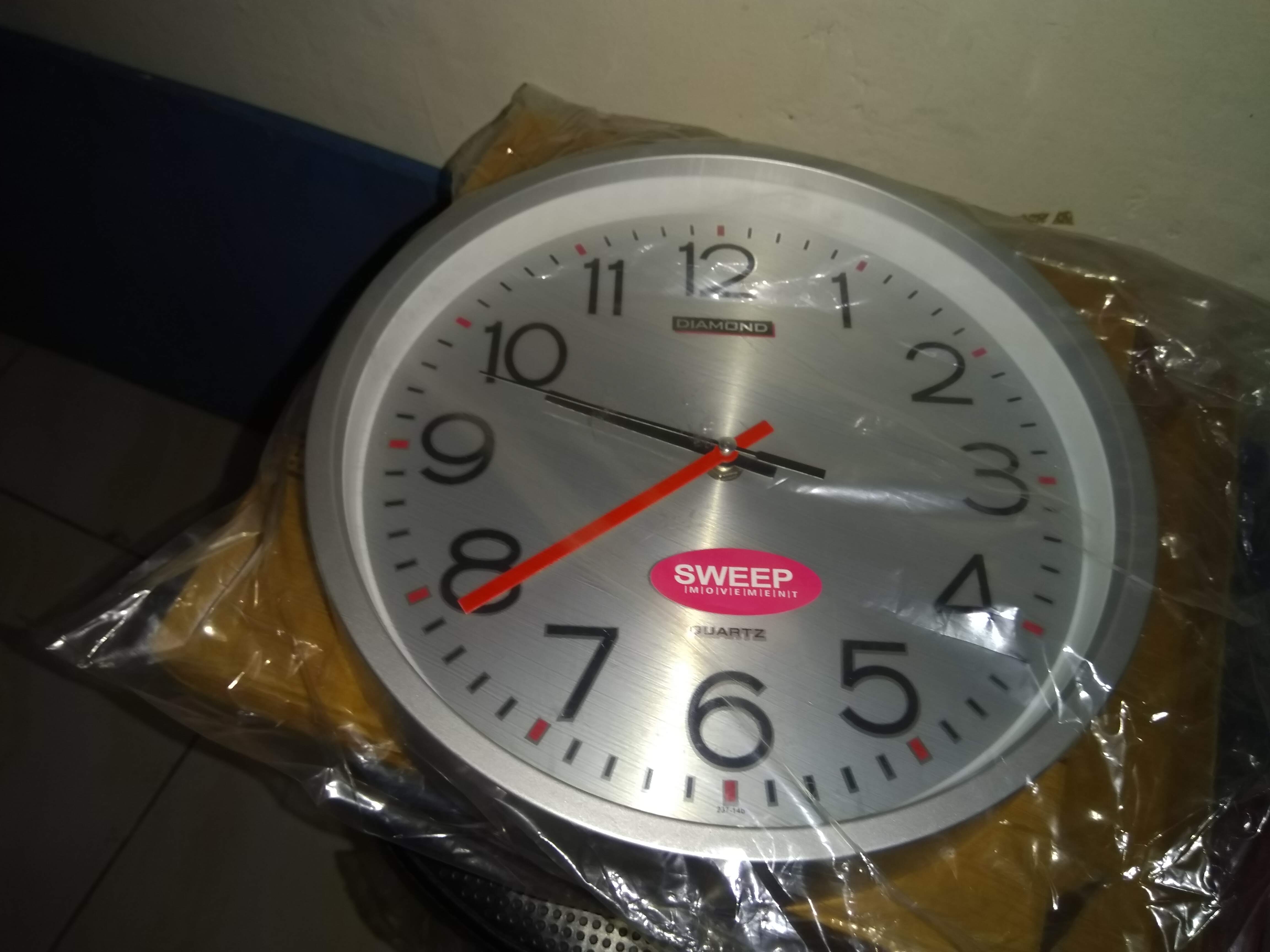 jam dinding logo polos sweep movement