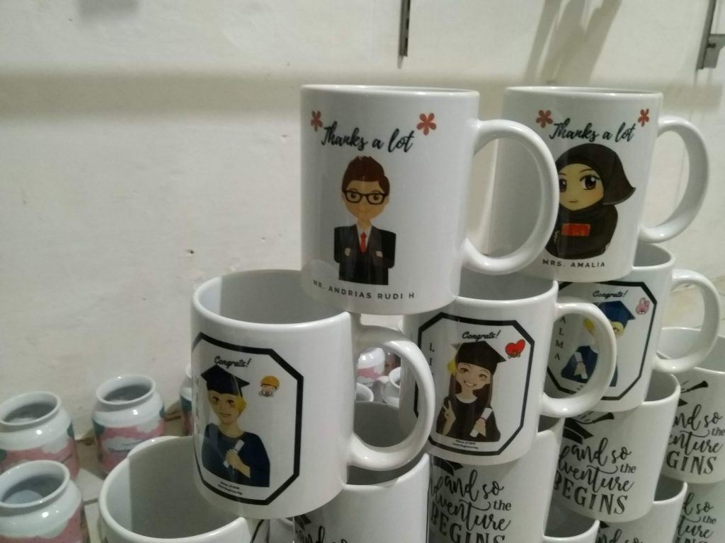 contoh mug wisuda